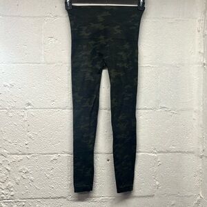 Spanx seamless camo leggings size medium